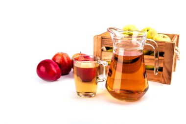 cam ve elma suyu, beyaz arka plan üzerinde izole bir sürahi