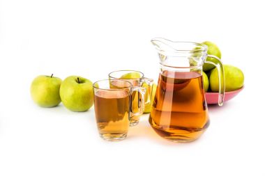 cam ve elma suyu, beyaz arka plan üzerinde izole bir sürahi