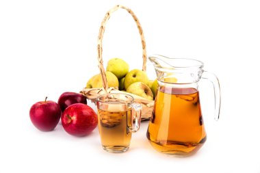 cam ve elma suyu, beyaz arka plan üzerinde izole bir sürahi