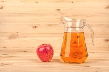 elma suyu ve elma ahşap arka plan üzerinde sürahi