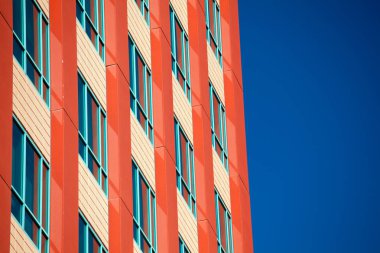 Windows gökyüzü ile iş modern binanın. arka planını blu