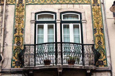 Eski bir binada iki pencere. Lisbon, Portekiz .