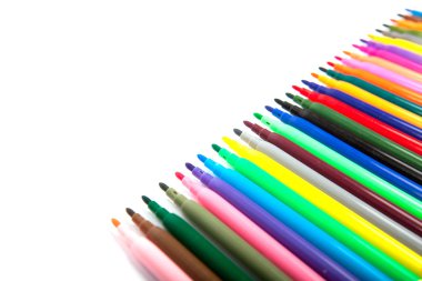 çok çeşitli renkler beyaz zemin üzerine izole marker kalem