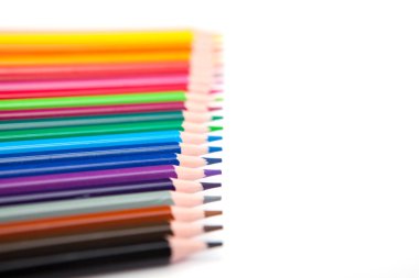 Beyaz arkaplanda izole edilmiş renkli kalemler 