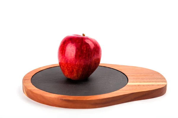 カッティング ボード、白い背景で隔離の上のリンゴ — ストック写真
