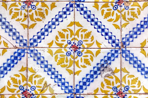 Detalle de azulejos tradicionales en la fachada de la casa antigua —  Fotos de Stock