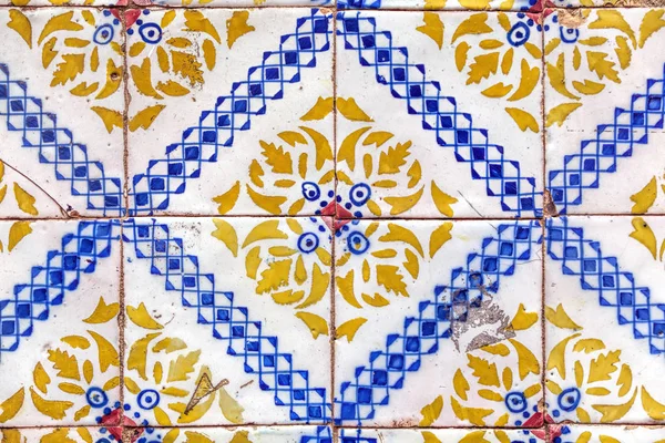 Detalle de azulejos tradicionales en la fachada de la casa antigua — Foto de Stock