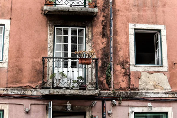 Deux fenêtres dans un vieil immeuble. Lisbonne, Portugal  . — Photo