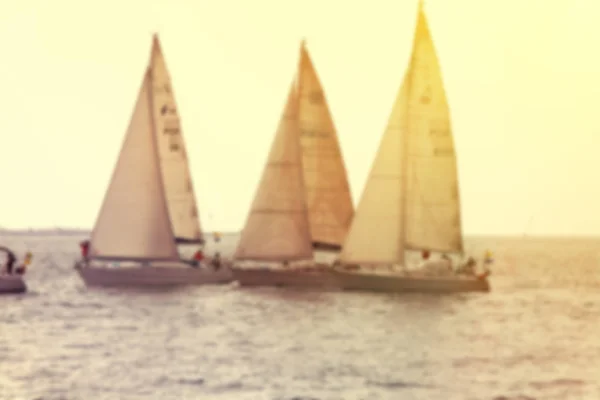 Yachts en segling regatta på havet under solnedgången. Suddiga bilder — Stockfoto