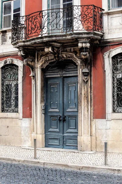 Puerta en el viejo edificio. Lisboa, Portugal  . — Foto de Stock