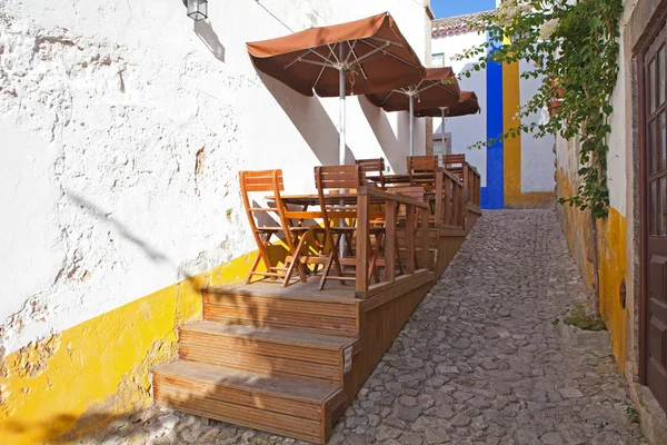 Calle estrecha en la ciudad medieval portuguesa de Obidos — Foto de Stock