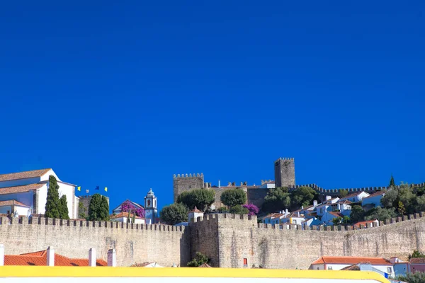 Vista de la ciudad medieval de Obidos en un hermoso día de verano —  Fotos de Stock