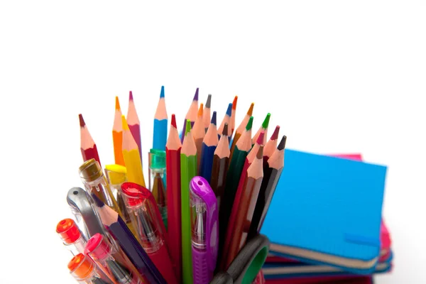Vários lápis de cor em copo isolado no fundo branco — Fotografia de Stock