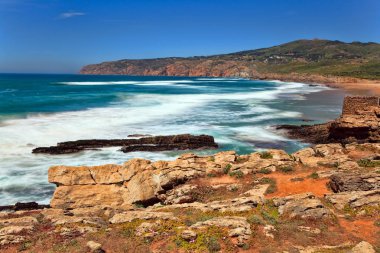 Kayalıklarla ve kayalar Sintra'Atlantik Okyanusu kıyısında. Portuga
