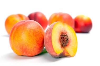 taze bütün ile şeftali kesip, beyaz zemin üzerine izole