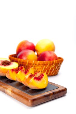 Şeftali bir kesme tahtası üzerinde parçaları