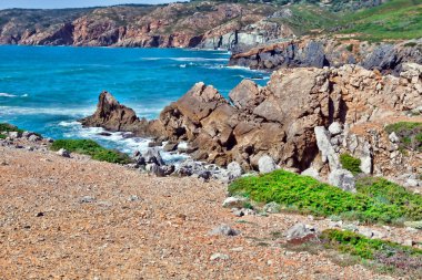 Kayalıklarla ve kayalar Sintra'Atlantik Okyanusu kıyısında. Portuga