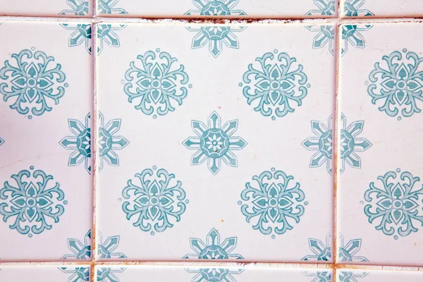 Decoraciones típicas portuguesas con azulejos de cerámica de colores  . — Foto de Stock