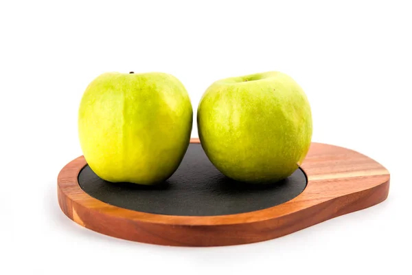 Apel di papan potong, terisolasi pada latar belakang putih — Stok Foto
