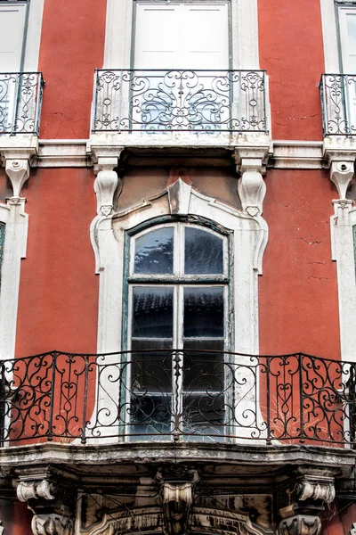 오래 된 건물에 창입니다. 리스본, 포르투갈 . — 스톡 사진