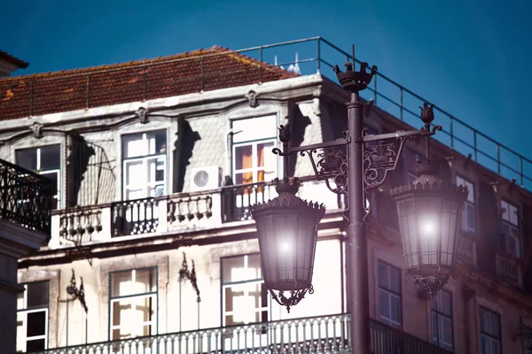 Antiguo farol en una fachada clásica de Lisboa — Foto de Stock