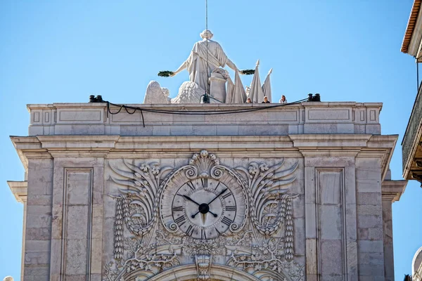 Фасад Триумфальной арки Руа Аугуста с циферблатом часов — стоковое фото