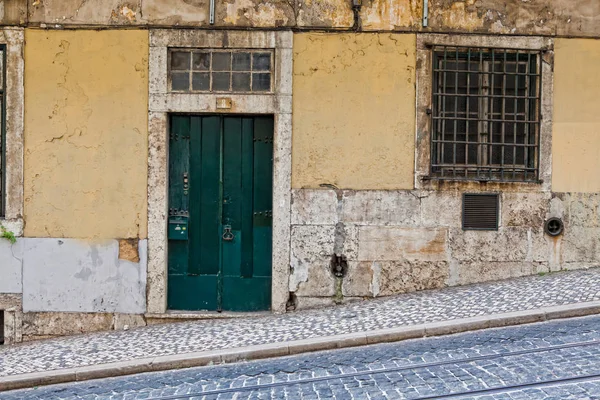 Lissabon gammal fasad, detalj av en gammal gata portugal, turism — Stockfoto