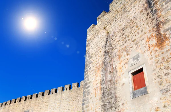 Stenen muur en blauwe hemel, achtergrond — Stockfoto