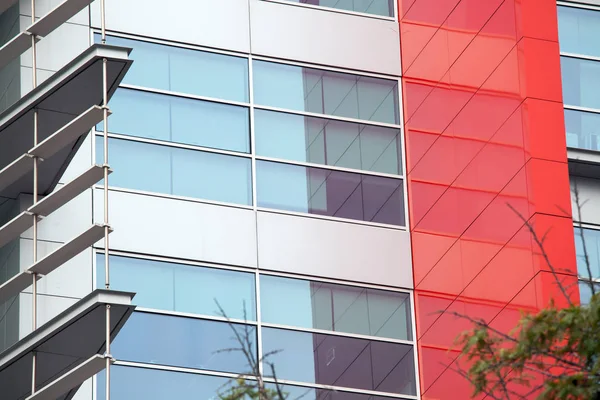 Detail oken v moderní budově. Obchodní zázemí — Stock fotografie