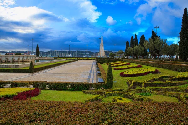 Parque frente al monasterio de jerónimos, Lisboa — Foto de Stock