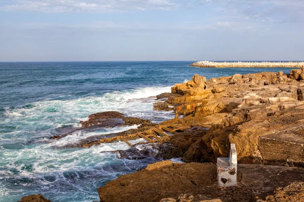 ポルトガルの大西洋の海に手を差し伸べる崖 — ストック写真