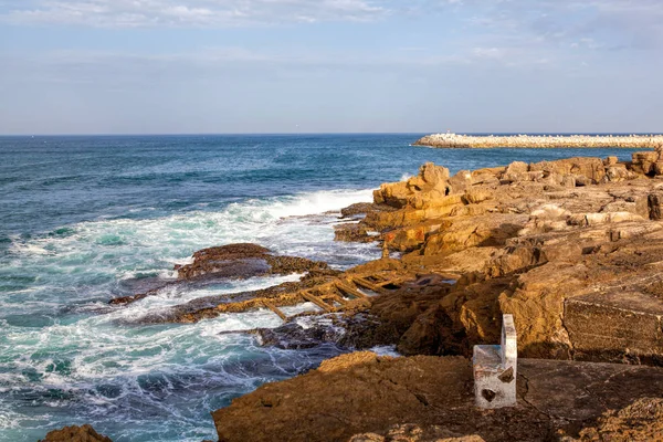 Cliffs reaching out into the atlantic ocean in Portugal — Stock Photo, Image