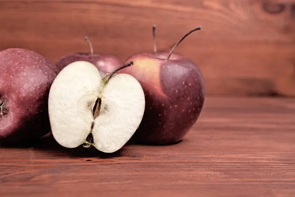Rijpe rode appels op houten ondergrond . — Stockfoto
