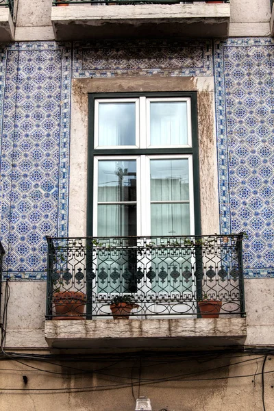 Ventana en el viejo edificio. Lisboa, Portugal  . — Foto de Stock