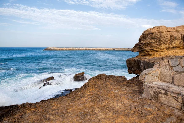 ポルトガルの大西洋の海に手を差し伸べる崖 — ストック写真