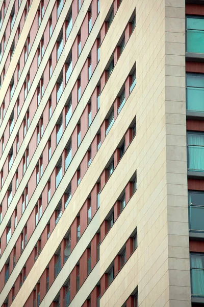 Das Muster blauer Fenster am Gebäude — Stockfoto