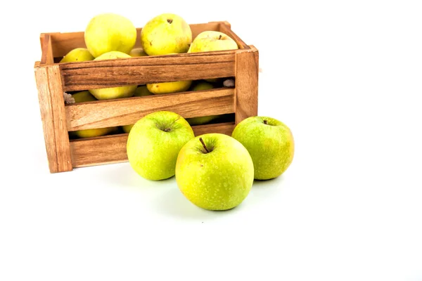 Groene appels in een vak op een witte achtergrond — Stockfoto