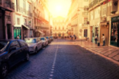 Günbatımı zamanı tarihi şehir merkezinde sokakta. Bulanık im