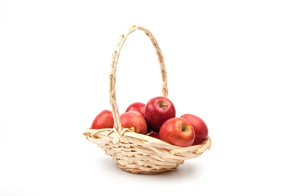 枝編み細工品バスケット白で隔離の赤りんご . — ストック写真