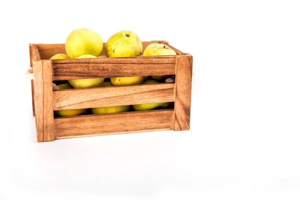 Manzanas verdes en una caja sobre un fondo blanco — Foto de Stock