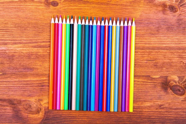 Lápices de color sobre fondo de mesa de madera. De cerca. — Foto de Stock