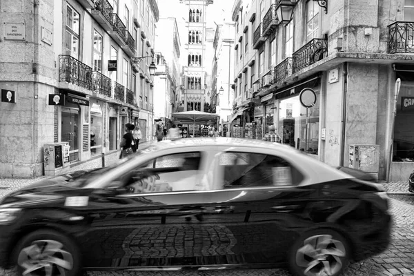 Lissabon, Portugal - 29.10.2017: City street på dagtid. Svart-wh — Stockfoto