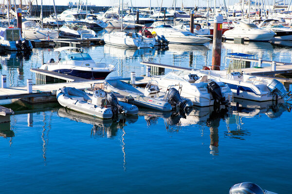 CASCAIS, PORTUGAL - СЕНТЯБРЬ 24. 2017 год. Яхты, парусники и

