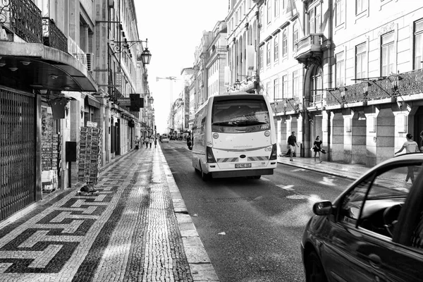 Lissabon, Portugal - 29.10.2017: City street på dagtid. Svart-wh — Stockfoto