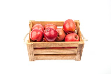 Beyaz arka plan üzerinde izole elma ile ahşap kutu