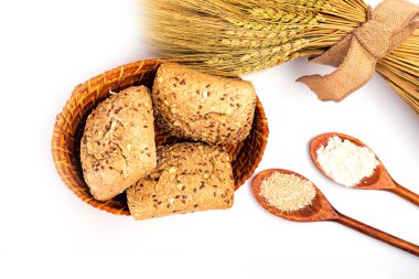 Beyaz zemin üzerinde bir kapta taze ekmek. Ev yapımı ekmek. 