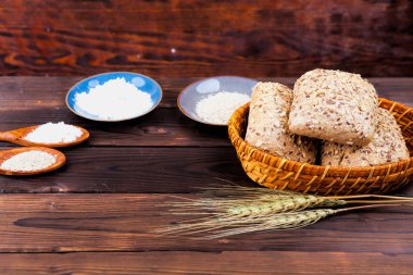 ahşap arka plan üzerinde bir sepet içinde taze ekmek