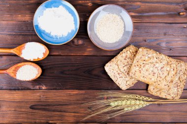 Bir kesme tahtası üzerinde taze ekmek. Ahşap arka plan