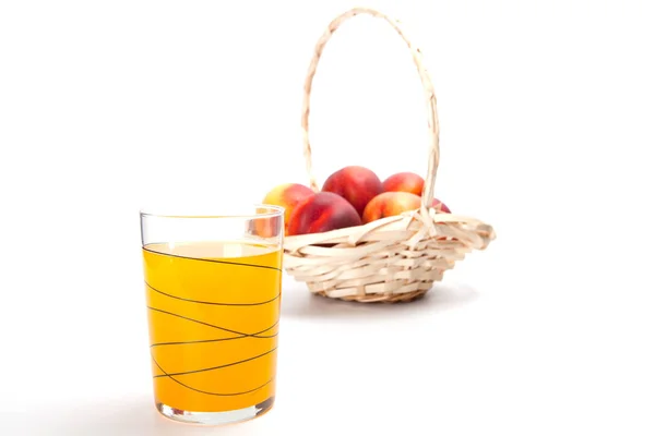 Персиковий фруктовий сік у склянці ізольований на білому фоні — стокове фото