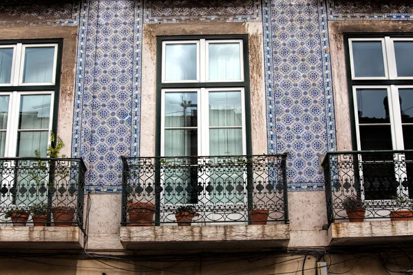 Janela no edifício antigo. Lisboa, Portugal  . — Fotografia de Stock